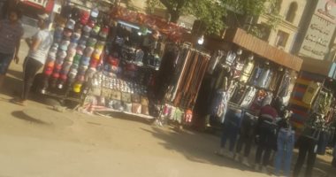 الباعة الجائلون يسيطرون على شارع جسر السويس.. وقارئة: "مش عارفين نمشى"
