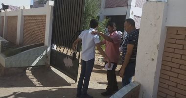 صور.. تفتيش الطلاب بالعصا الإلكترونية قبل دخلولهم اللجان بالوادى الجديد
