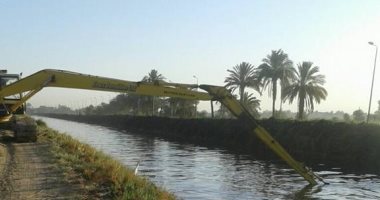 صور.. الرى تنفذ أعمال التطهيرات فى ترعة كاسل وترعه الحاجر بأسوان