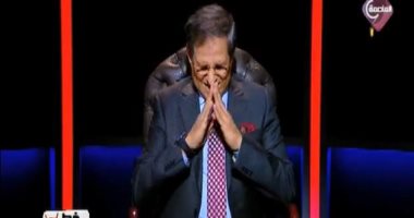 فيديو.. مصطفى يونس يبكى على الهواء بسبب والدته