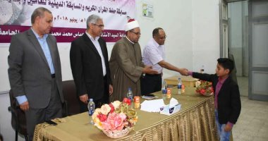 رئيس جامعة جنوب الوادى يسلم جوائز المسابقة الرمضانية في حفظ القرآن الكريم 