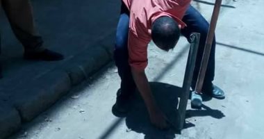 صور.. إزالة الاشغالات والحواحز الخرسانية والأسمنية بشوارع أسيوط