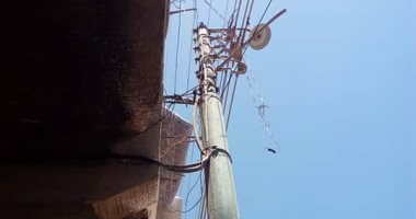 مواطن يربط عمود كهرباء أمام منزله بكفر بولين بالبحيرة والهالى يحذرون من كارثة