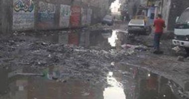 صور.. غرق شارع المزرعة فى "منطى" بمياه الصرف الصحى