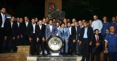 صورة تذكارية للاعبى الأهلي مع الدرع الـ 40 أمام النصب التذكارى للشهداء