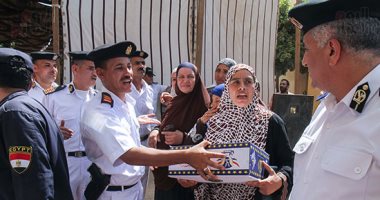 صور.. مدير أمن الجيزة يوزع هدايا ومواد غذائية على المواطنين فى العياط