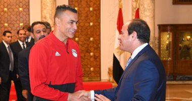 الحضرى للرئيس السيسى: لاعبو المنتخب لديهم إصرار على تحقيق إنجاز بالمونديال - صور