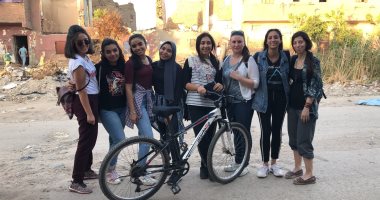 الخير مع بنت جميلة راكبة عجلة ببدال.. فتيات"كايرو سايكل" يوزعن الإفطار ببولاق