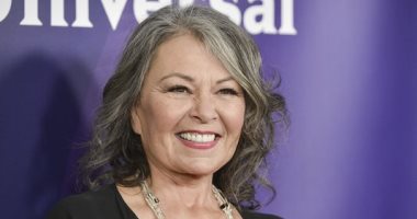 بعد تغريدتها العنصرية.. روزان بار تخوض مفاوضات لإعادة مسلسلها Roseanne