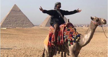 صور.. آشر يظهر فى إطلالة جديدة خلال زيارته أهرامات الجيزة