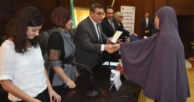  صور .. محافظ الفيوم يُكرم المشاركات فى مبادرة أمهات رائدات