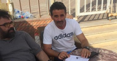 شاهد .. لوكاس زينيو مدرب أحمال الزمالك الجديد يشاهد التدريبات