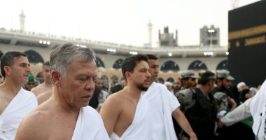 صور.. عاهل الأردن ونجله يؤديان مناسك العمرة عقب وصولهما السعودية