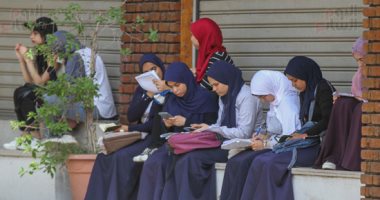 طلاب الثانوية العامة يؤدون امتحانات الجبر والهندسة الفراغية