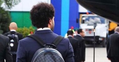 محمد صلاح ينشر صورة له عقب وصوله إلى روسيا.. ويعلق:" نحن هنا"