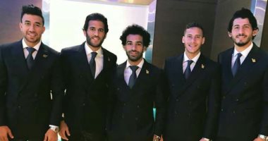 فيديو ..مواطنون يردودن أغنية "مو صلاح" خلال وصول بعثة المنتخب مطار القاهرة