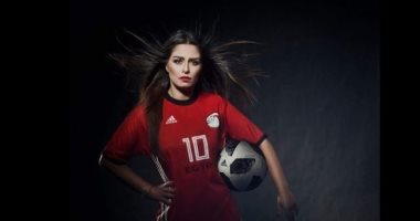 منة فضالى ترتدى زى منتخب مصر: "الفراعنة وصلوا روسيا و كلنا وراهم"