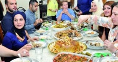 فى حزنهم وفرحهم واكلين.. لماذا يربط المصريون المناسبات بالأكل؟ 