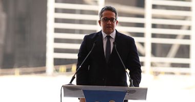 فيديو.. وزير الاثار ووفد السفراء يشاهدون تجربة العلاج بالرمال فى الوادى الجديد