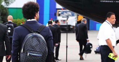 من ماركة Louis Vuitton ومصنوعة من جلد البقر.. تعرف على سعر حقيبة محمد صلاح