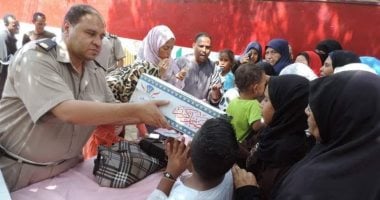 صور.. مديرية أمن قنا تواصل توزيع السلع الغذائية على المواطنين