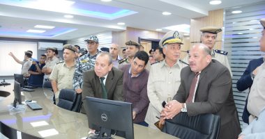 محافظ دمياط ومدير الأمن يتفقدان التجهيزات بغرفة تحكم كاميرات المراقبة "صور"