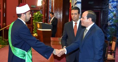 الرئيس السيسي يكرم 10 من حفظة القرآن الكريم من مصر ودول العالم