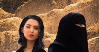 صور.. اللبنانية "قمر" تثير الجدل بجلسة تصوير مع فتاة منتقبة فى الأهرامات