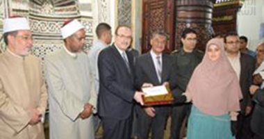 فيديو.. محافظ بنى سويف يكرم 60 من حفظة القرآن الكريم والأئمة المتميزين