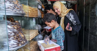 صورة اليوم.. كحك العيد نقش البنات سكر عليه