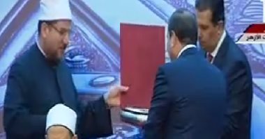 وزير الأوقاف يهنئ السيسي بالولاية الثانية ويهديه كتابين باحتفالية ليلة القدر