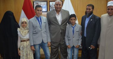 صور - محافظ الوادى الجديد يكرم أوائل الشهادة الإعداديه والأزهرية 