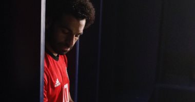 شاهد.. محمد صلاح يستعرض حذاء كأس العالم