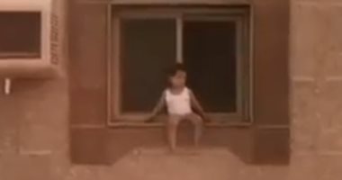 الدفاع المدنى السعودى ينقذ طفلا نسيته أسرته عالقا بشرفة المنزل