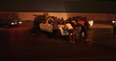 صور.. انتظام الحركة بطريق إسكندرية الزراعى بعد رفع أثار حادث سيارة نقل
