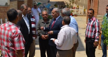 صور.. محافظ السويس يتابع امتحانات الثانوية ويؤكد على تذليل العقبات