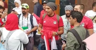 الجماهير المصرية ترفع علم مصر بشوارع روسيا لدعم المنتخب فى المونديال.. صور