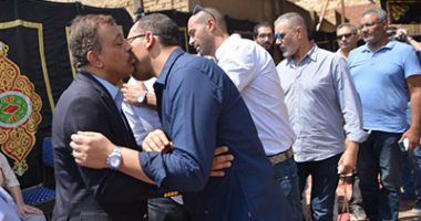 صور.. خالد صلاح ومحمود سعد يشيعان جثمان والد عمرو وعلاء الكحكى