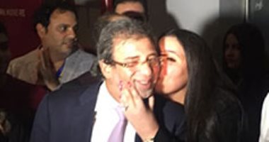 صور.. الفنانة العالمية شاليمار شربتلى فى لحظة عاطفية مع زوجها خالد يوسف بعرض كارما