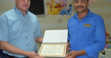 رئيس جامعة سوهاج يقدم هدايا لأطفال مرضى الكلى بمناسبة قرب عيد الفطر 