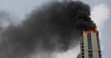 اندلاع حريق بناطحة سحاب فى مدينة مومباى بالهند