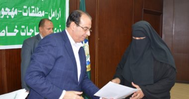 محافظ الدقهلية يسلم شهادات أمان لـ25 حالة ومساعدات زواج لآخرين