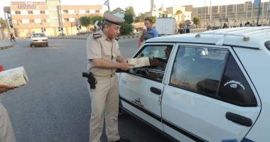 صور.. "مرور بنى سويف" يوزع 100 وجبة إفطار على سائقى المركبات