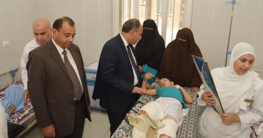 صور.. محافظ الإسكندرية يزور مستشفى طلبة سبورتنج ويقدم التهنئة للمرضى