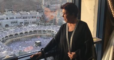 فيديو وصور.. الفنانة رجاء الجداوى تؤدى مناسك العمرة