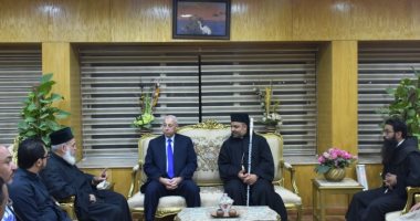 صور وفيديو.. محافظ أسوان يستقبل مطران أبراشية طيبة لمحافظات الصعيد