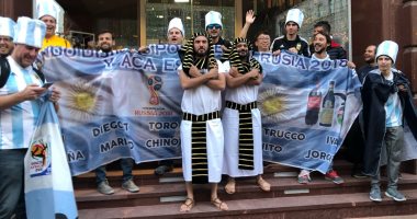 مشجعو الفراعنة وصلوا إلى روسيا.. وقراء يرسلون صور احتفالاتهم مع الوافدين