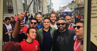 حسام البدرى يظهر فى روسيا والجماهير تلتقط صورا تذكارية معه