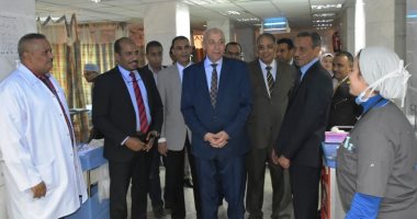 صور.. محافظ أسوان يقدم التهنئة للمرضى والعاملين بالمستشفيات