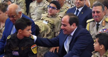 صور.. مصر ترسم البسمة على وجوه أبناء أسر الشهداء والمصابين فى عيد الفطر.. السيسي يؤدى صلاة العيد مع أبطال الجيش.. ويجدد التأكيد على اعتزازه بتضحياتهم.. والحفل تضمن فقرات ترفيهية وعروض فنية وهدايا تذكارية